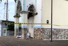 Homem em situação de rua é assassinado na porta da igreja em Arapiraca