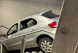 Cruzeirense erra saída e carro fica preso em escada no Mineirão