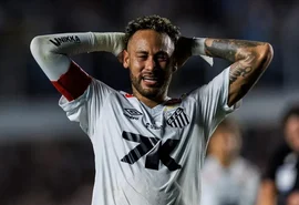 Neymar deixa jogo com dor e detona gramado: 'trabalho de merda'