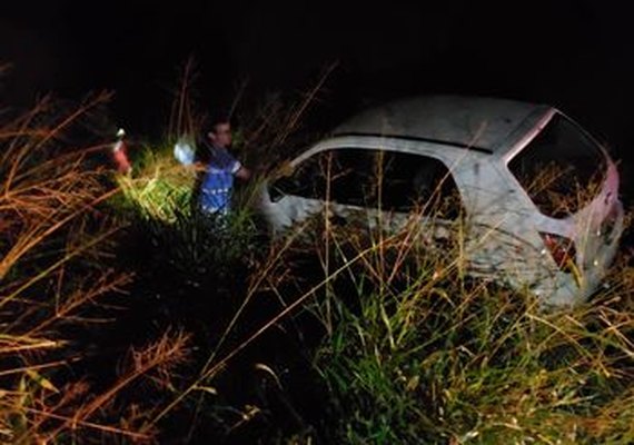 Motorista sem habilitação perde controle de carro e provoca acidente na AL 220