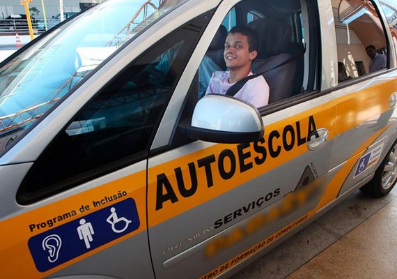 Autoescolas deverão ter veículo adaptado para condutores com deficiência