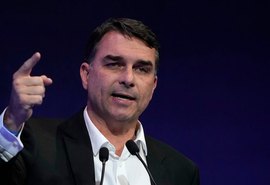 Defesa de Flávio diz ao TSE que IA não exige aval de retratado