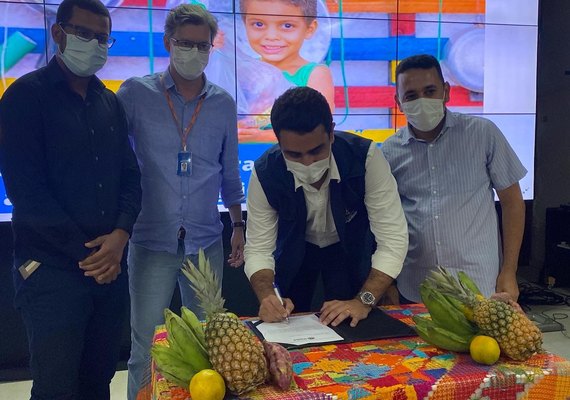 Unicafes/AL e prefeito JHC assinam contrato para aquisição de alimentos  para a merenda escolar