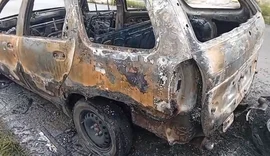 Carro pega fogo e assusta moradores no Tabuleiro do Martins