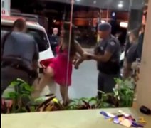 Vídeo: ex-panicat agride policial nas partes íntimas e é presa