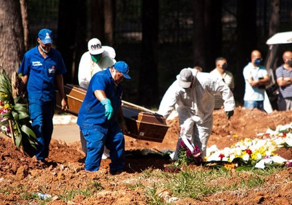 Média de mortes por Covid-19 recua pelo terceiro dia no Brasil