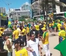 Manifestação reúne apoiadores de Bolsonaro na orla de Jatiúca, em Maceió