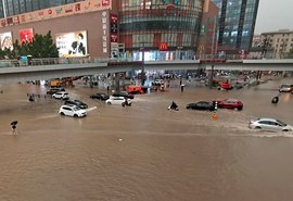 Chuva causa alagamentos e deixa mortos em província da China