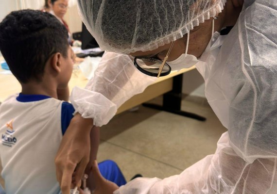 Estudantes de 10 a 14 anos de escolas municipais são vacinados contra a dengue