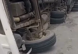 Caminhão tomba às margens da BR-101 em Flexeiras e família escapa sem ferimentos graves