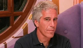 Vítimas pedem R$ 32 mi em ação sobre acervo de fotos de Jeffrey Epstein