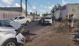 Colisão entre dois carros resulta em quatro pessoas feridas