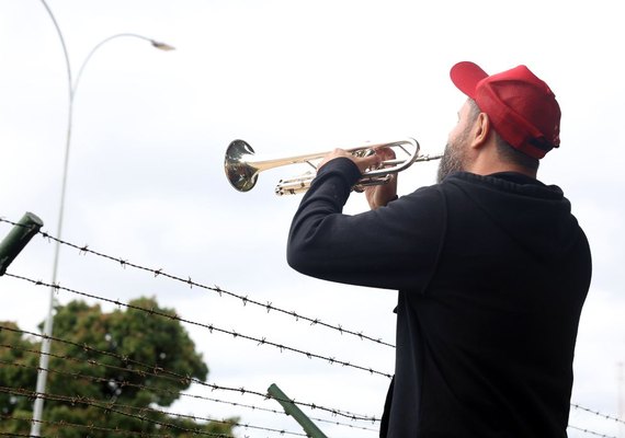 VÍDEO: manifestantes favoráveis e contrários a Bolsonaro fazem atos na PF