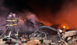 Drone registra destruição após incêndio em fábrica no Distrito Industrial