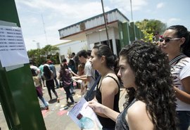 Porta do Enem tem de abraço voluntário a cerveja para rir de atrasados