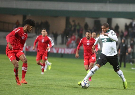 CRB vence Coritiba e ganha vaga no G-4