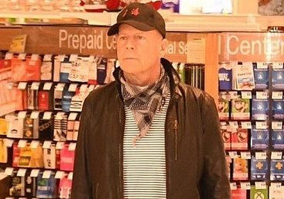 Ator Bruce Willis é expulso por não fazer uso de máscara