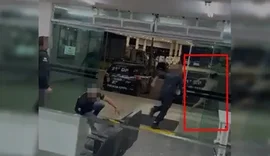 'Macaco, nego e preto': Mulher trans foge de delegacia, quebra iPhone de policial e dispara ataques