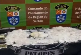 Polícia encontra mais de 1 kg de cocaína e pistola em terreno baldio