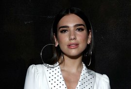 Dua Lipa impede que fã com camiseta -Ele Sim- entre em área VIP