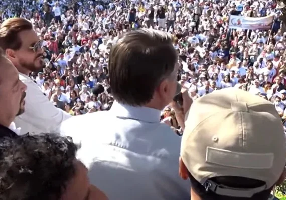 Vídeo: Bolsonaro reclama de 'L de Lula' feito por participantes da Marcha Para Jesus