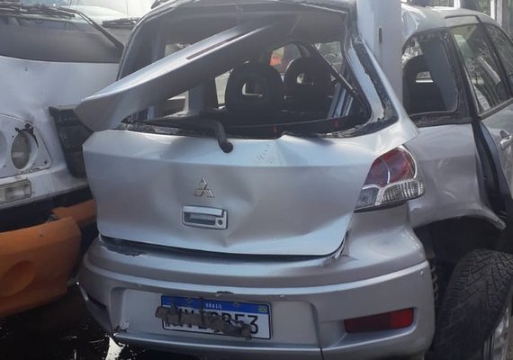 Colisão entre caminhão e dois carros deixa feridos no bairro da Serraria nesta segunda (21)