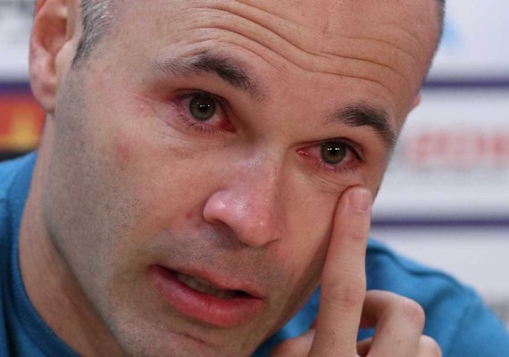 Oficial: Iniesta anuncia saída do Barcelona após 16 temporadas