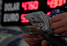 Dólar oscila entre estabilidade e alta contra real