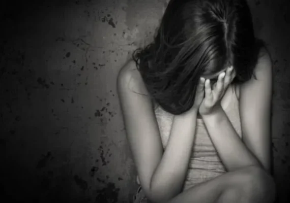 Adolescentes violentam menina de 13 anos e postam o crime na internet