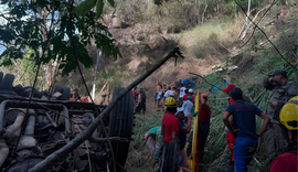 Corpo de Bombeiros retoma buscas em acidente com ônibus na Serra de Barriga