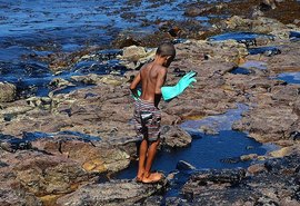 Óleo continua se espalhando e atinge novas praias de Pernambuco