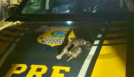 PRF recupera dois carros roubados e prende homem armado em Alagoas