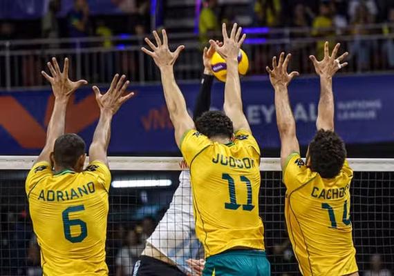 Brasil vence Argentina por 3 sets a 2 e assume liderança na Liga das Nações