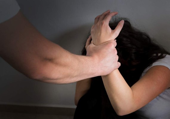 Homem agride companheira e expulsa dois filhos menores de casa