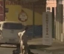Jovens espancam homem em via pública na parte alta de Maceió
