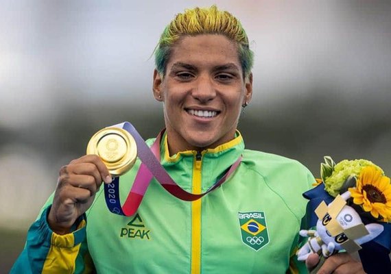 Ana Marcela Cunha conquista medalha de ouro na maratona aquática