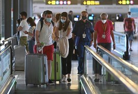 Máscara em aeroportos e aviões volta a ser obrigatória nesta sexta