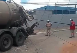 Caminhão que transportava trator derruba três postes na parte alta de Maceió