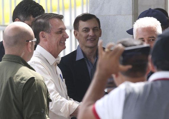 Bolsonaro vai a lotérica apostar na Mega da Virada