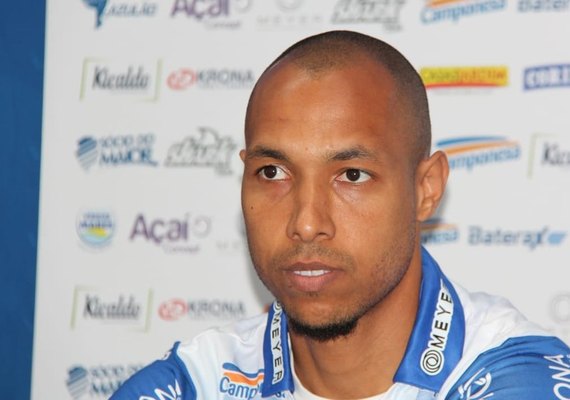 Alan Costa recebe terceiro amarelo e está fora do jogo contra o Inter