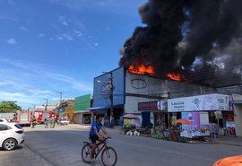 Incêndio atinge loja na Feirinha do Tabuleiro, em Maceió