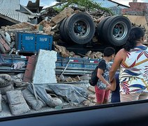 VÍDEO: Colisão entre caminhão e carro deixa feridos e danos materiais, em AL