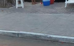 Festeiros se organizam na calçada da Orla de Maceió