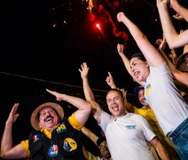 Debaixo de forte chuva, multidão acompanha Renan Filho em caminhada histórica em Rio Largo