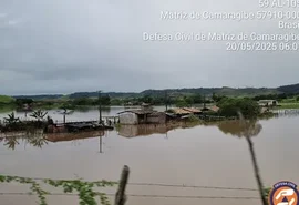 Rio Camaragibe transborda e causa alagamentos em Matriz de Camaragibe