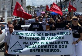 Profissionais da enfermagem protestam contra suspensão do piso salarial da categoria