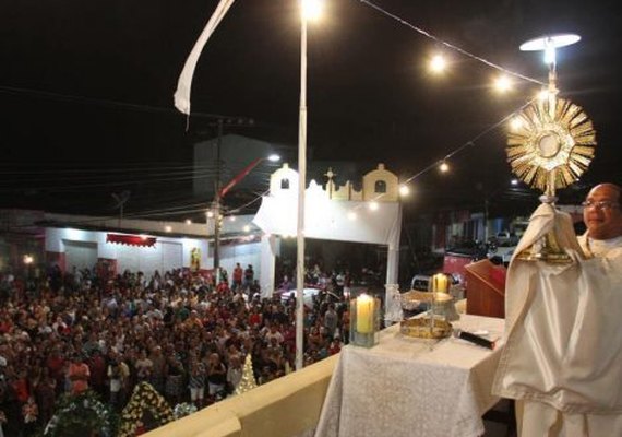 Procissão e shows marcam  encerramento da Festa da Padroeira em Santana do Mundaú