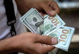 Dólar tem maior queda em três semanas e fecha abaixo de R$ 5,40