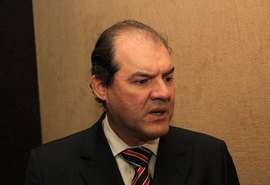 Renan Filho aposenta Cícero Amélio, ex-presidente do TCE