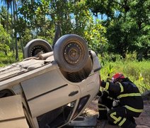 Homem morre e outro fica ferido após capotamento na Massagueira